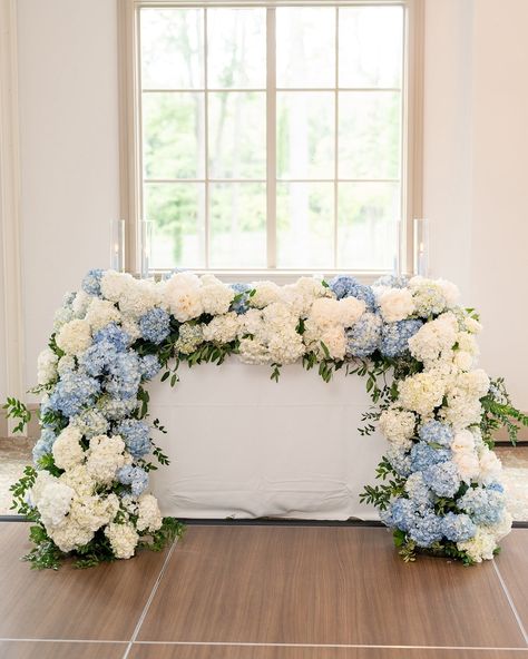 Loving the grandmillennial coastal blue style with a beautiful fusion of classic blue and white paired with lush, maximalist florals. This color palette truly captures the essence of summer Nantucket vibes, and I’m loving every bit of it! 🩵💙 @laurenpetersonphoto @isibealstudio @holliday_farms @aclassicpartyrental @abbybshealey #grandmillennialstyle #grandmillennialwedding #bluewedding #nantucketblues #hydrangeawedding Sweetheart Table Hydrangea, Nantucket Vibes, Sweetheart Table Backdrop, Powder Blue Wedding, Wedding Ireland, Chinoiserie Wedding, Blue Hydrangea Wedding, Blue Wedding Decorations, Grand Millennial Style