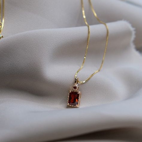 💎 Materials: 18k Gold Plated over Solid Sterling Silver Base: doesn't rust Cubic Zirconia Synthetic Ruby 📐 Length: 40cm + 5cm extension Ruby And Gold Necklace, Gold Necklace Ideas, Ruby Jewelry Ring, Garnet Necklace Gold, Gold Stone Necklace, Ruby Jewelry Necklaces, Dainty Jewelry Necklace, En Route Jewelry, Necklace Ruby