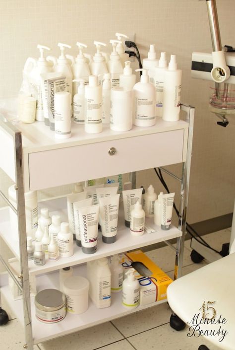 Facial Room Organization, Esthetician Backbar Ideas, Facial Table Set Up, Esthetician Cart Set Up, Esthetician Organization, Esthetician Room Storage Ideas, Esthetician Organization Ideas, Spa Set Up Ideas, Esthetics Room Set Up