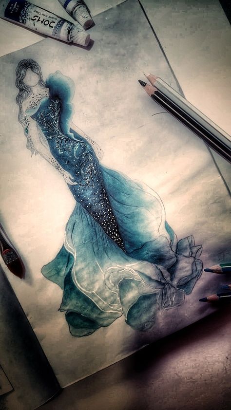 Night ocean inspired gown idea Water Inspired Dress Haute Couture, Aquatic Inspired Fashion, Under The Sea Wedding Dress, Water Textiles Fashion, Under The Sea Gown, Water Like Dress, Dresses Inspired By Water, Sea Theme Dress Illustration, Sea Dress Fashion