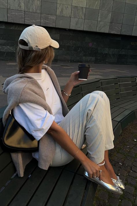 Silver Flats Outfit, Silver Shoes Outfit, Casual Dinner Outfit Summer, Chica Chola, Dinner Outfit Casual, Pumps Outfit, Ballet Flats Outfit, Silver Ballet Flats, Moda Aesthetic