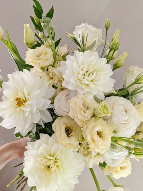 Wedding Aisle Set Up, Pale Yellow And White Wedding Flowers, Light Yellow Wedding Bouquet, Wedding Bouquets Yellow And White, White And Pale Yellow Bouquet, Dahlia Bride Bouquet, Pale Yellow And Green Wedding, Light Yellow Bouquet, White And Yellow Bridal Bouquet