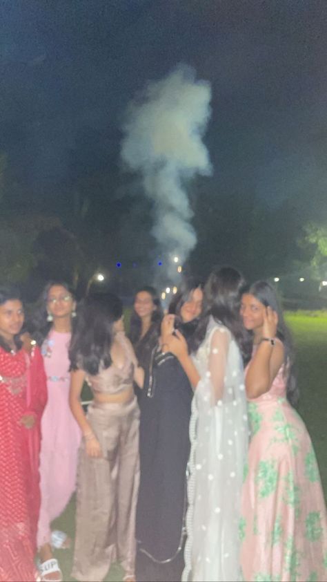 Desi Events With Friends, Shaadi Aesthetic, Desi Love, Dresses Traditional, Diwali Party, Desi Fashion Casual, Desi Aesthetic, Desi Clothes, Friend Poses Photography