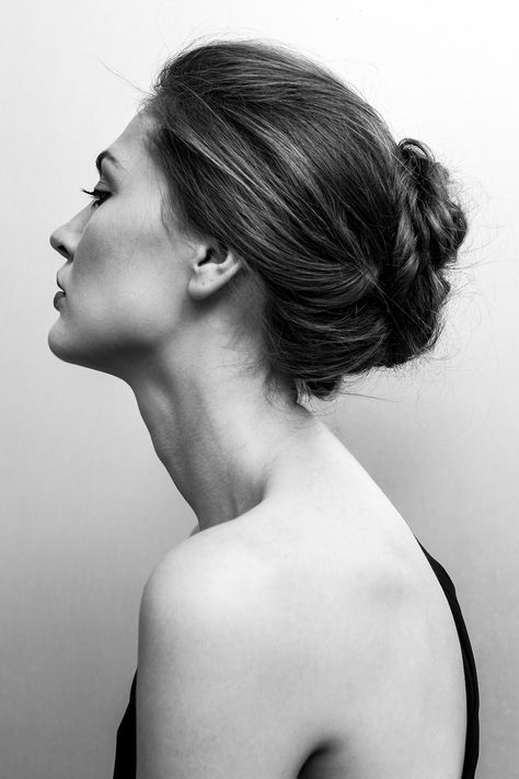 Profile Photography, Female Reference, Portrait Photography Women, Female Art Painting, Female Profile, Model Paint, Human Poses Reference, Head & Shoulders, Black And White Portraits