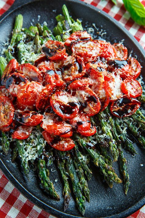 Parmesan Roasted Asparagus, Asparagus And Tomatoes, Asparagus Recipes, Roasted Asparagus, Veggie Side Dishes, Deilig Mat, Asparagus Recipe, Tomato Recipes, Vegetable Sides