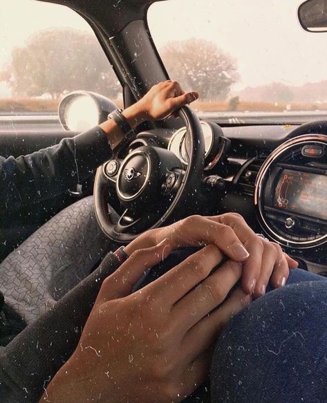 Look 80s, Cute Relationship Goals, Foto Inspiration, Summer Pictures, Couple Aesthetic, Hopeless Romantic, Love Couple, Cute Couples Goals, In The Rain