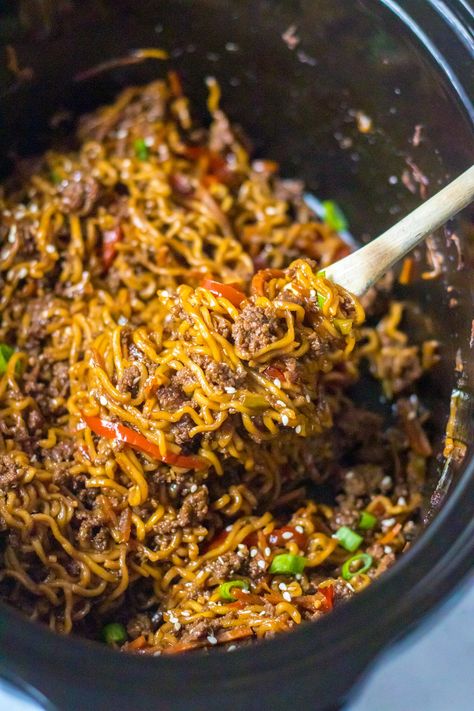 Slow Cooker Ramen Noodles, Ramen Noodle Crockpot Recipes, Slow Cooker Beef Ramen Noodles, Crockpot Lo Mein, Slow Cooker Beef Ramen, Slow Cooker Lo Mein, Beef Ramen Noodles, Beef Ramen, Beef Casseroles