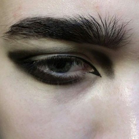 Tradgoth Makeup Men, Male Trad Goth Makeup, Goth Makeup Masculine, Goth Guy Makeup, Trad Goth Makeup Men, Male Eyeliner, Masculine Goth Makeup, Emery Core, Traditional Goth Makeup