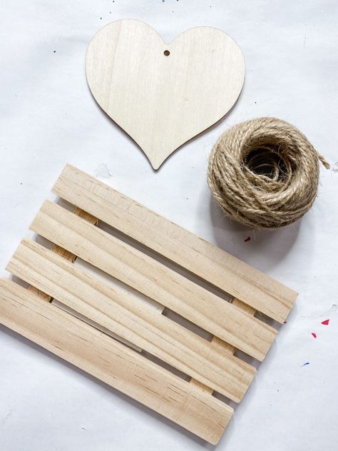 Mini Pallet Ideas, Nautical Landscaping, Wood Heart Crafts, Wooden Hearts Crafts, Valentine Wood Crafts, Valentine Treat, Diy Valentine's Day Decorations, Diy Xmas Gifts, Door Signs Diy