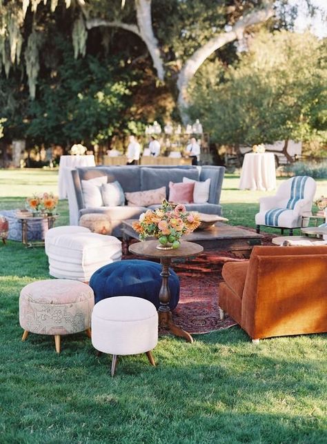 via Pinterest Indian Wedding Reception Photography, Outdoor Wedding Seating, Wedding Lounge Seating, Wedding Lounge Area, Salas Lounge, Bodas Boho Chic, Party Seating, Cocktail Hour Wedding, Wedding Lounge