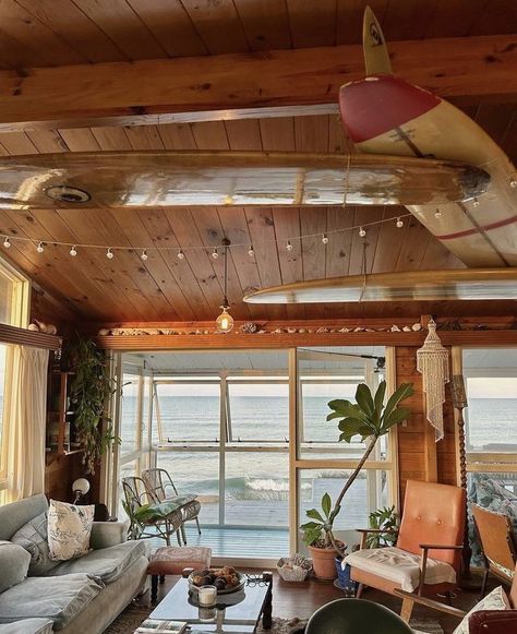 Cabin Beach House, Beach Life Aesthetic House, Surf House Living Room, Beach Bungalows Interior, Beach House Aesthetic Interior Design, Surf House Aesthetic, Beach Cabin Aesthetic, Surf Shack Aesthetic, Boho Beach House Surf Shack