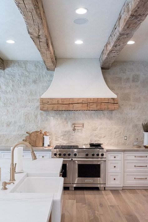 Aga Kitchen, Stone Backsplash Kitchen, Long Kitchen, Dining Inspiration, Stone Backsplash, Stone Kitchen, Kitchen Hoods, Barn Homes, Oak Kitchen