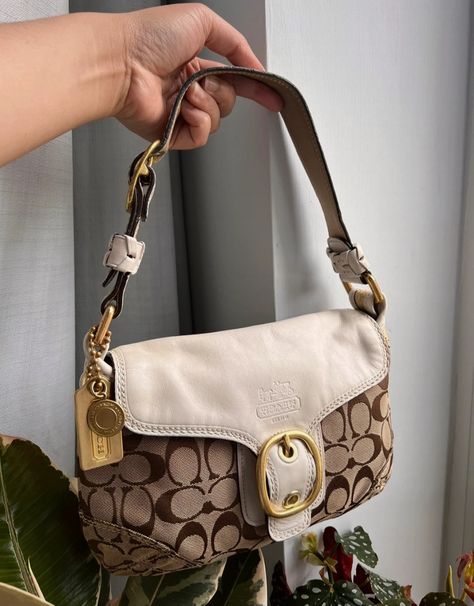 Vintage Designer Bags, My Style Bags, Cute Clothing Stores, Luxury Bags Collection, Handbag Essentials, White Shoulder Bag, Vintage Coach Bags, Girly Bags, Fancy Bags