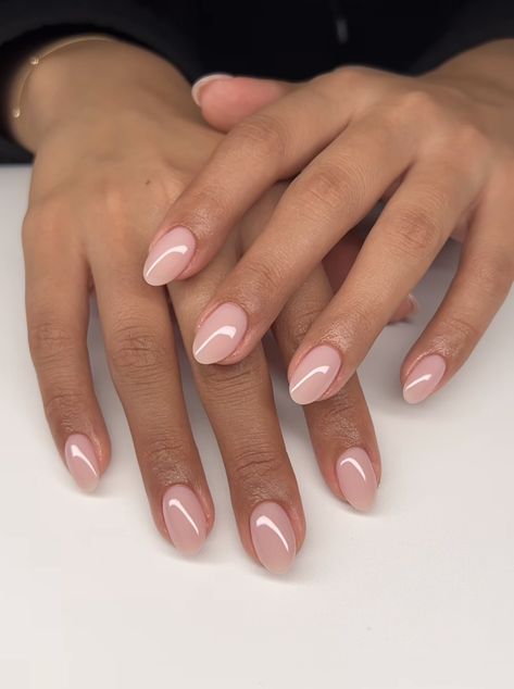 Almond Natural Nails Short, Cute Short Nails Oval, Classic Short Almond Nails, Bridesmaid Nail Inspiration, Simple Gel Overlay Nails, Short Badem Nails, Short Oval Gel X Nails, Short Natural Ombre Nails, Pink Gel X Nails Almond