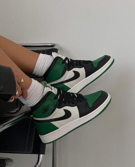 Green Nike Shoes, Buty Jordan, Boty Nike, Dr Shoes, Jordans Girls, Jordan Shoes Girls, All Nike Shoes, Nike Air Shoes, Cute Nike Shoes