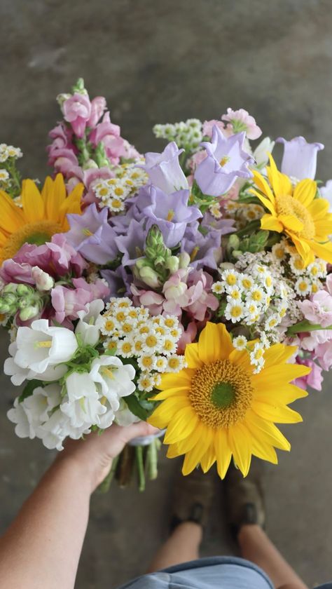 Favorite bouquet of the year! Garden grown goodies: Canterbury bells, feverfew, snapdragons, stock, yarrow, and sunflowers 😊 Here’s to a… | Instagram Cut Garden Bouquet, Japanese Flower Bouquet, Flowers Safe For Cats, Feverfew Bouquet, Bouquet Of Flowers Birthday, Feverfew Flower, Pretty Flower Arrangements, Spring Bouquet Flowers, Flower Bouquet Wallpaper