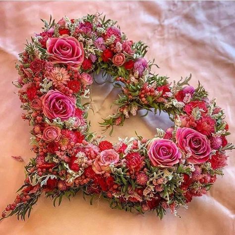 Dekoratívne Vence, Heart Shaped Wreath, Diy Valentines Day Wreath, Diy Valentine's Day Decorations, Door Wreaths Diy, Diy Valentines Decorations, Valentines Flowers, Flower Arrangements Diy, Pottery Handmade