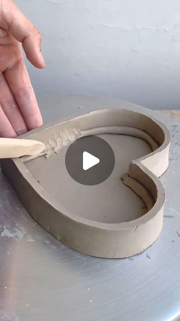 Ceramics Videos on Instagram: "Heart handbuilt serving bowl ♥ by @jette_estudio.ec" Diy Clay Heart, Hand Built Pottery Ideas For Beginners Simple, Ceramic Heart Bowl, Bowl Clay Ideas, Clay Heart Ideas, Heart Ceramics Ideas, Handbuilt Ceramics Ideas, Ceramic Hearts Ideas, Ceramics Projects Ideas