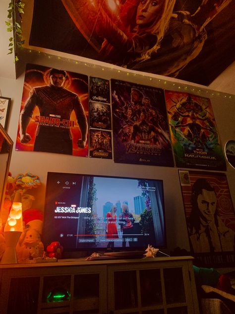 Marvel Dr Room Ideas, Wandavision Room Decor, Marvel Fan Aesthetic Room, Marvel Bedroom Ideas Aesthetic, Room Ideas Aesthetic Marvel, Marvel Aesthetic Room Decor, Marvel Wall Collage Pictures, Marvel Aesthetic Bedroom, Marvel House Decor