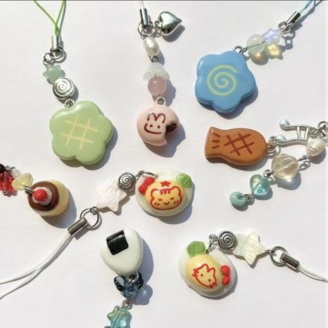 Aesthetic Clay Charms, Clay Keychain Diy, Trinkets Keychain, Air Dry Clay Keychain, Trinkets Aesthetic, Clay Keychain Ideas, Aesthetic Keychain Ideas, Shrinky Dink Charms, Air Dry Clay Charms