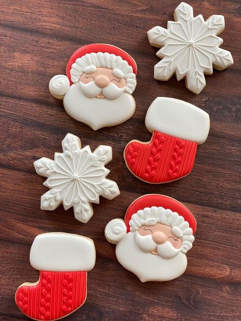 Santa Cookies Decorated, Christmas Stocking Cookies, Christmas Sugar Cookies Decorated, No Bake Sugar Cookies, Advent Ideas, Cookie Decorations, Cute Christmas Cookies, Christmas Cookies Gift, Reindeer Cookies