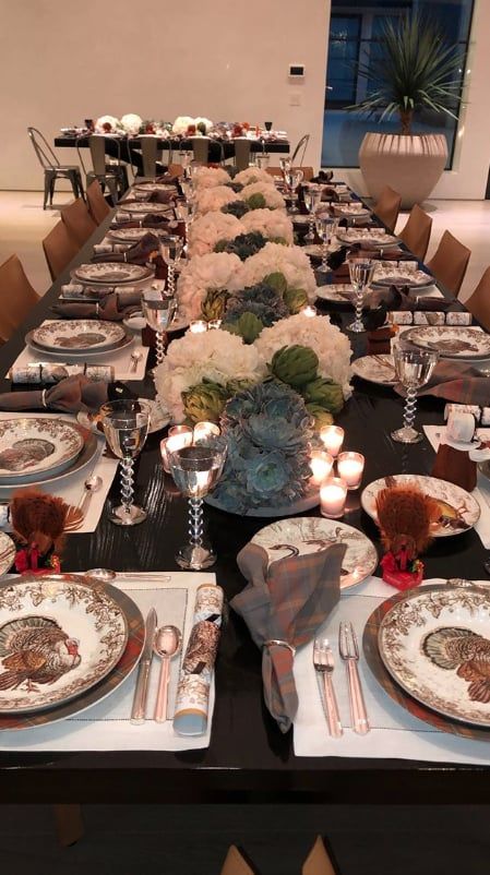 Kardashian Thanksgiving, Kardashian Houses, Kardashian Home, Jenner House, Thanksgiving Photos, Thanksgiving Pictures, Thanksgiving Dinner Table, Thanksgiving Family, Thanksgiving Table Settings