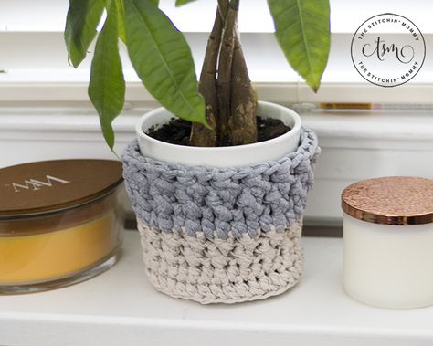 Crochet Flower Pot, Crazy Crochet, Cozy At Home, Plant Pot Covers, Crochet Cozy, Flower Pot Holder, Crochet Plant, Crochet Snowflakes, Holiday Flower