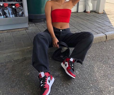 Red Jordan 1 Outfit, Cute Outfits With Jordans, Jordan Outfits Womens, Air Jordan Outfit, Sneaker Outfits Women, Jordan Outfit, Jordan Outfits, Populaire Outfits, Urban Lifestyle