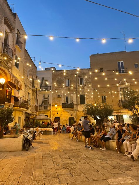 Image of a courtyard at night in Italy. Italy Aesthic, Summer In Italy Aesthetic Vintage, Bari Italy Aesthetic, Sicilia Aesthetic, Vintage Italy Aesthetic, Europe Scenery, Puglia Aesthetic, Italy Core, Italy Bari