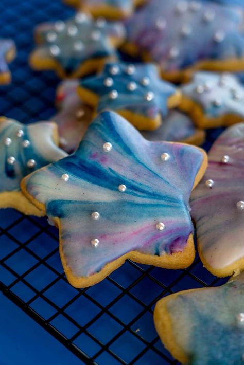 Galaxy Iced Cookies Night Sky Star Cookies.  Great for a space themed birthday party and an easy activity for the kids.  Beautifully decorate cookies in minutes.  #decoratedcookies #nightsky #birthdayparty Galaxy Food, Galaxy Cookies, Star Sugar Cookies, Star Shaped Cookies, Space Food, Fingerfood Party, Space Birthday Party, Cookies Easy, Project For Kids