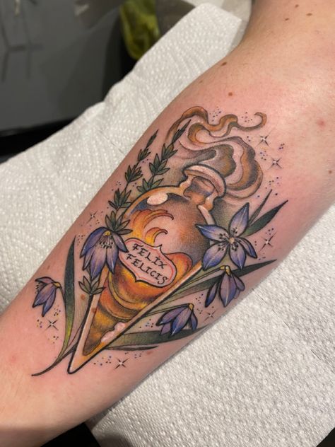 Felix Felicis potion bottle Felix Felicis Tattoo, Felix Tattoo, Potion Bottle Tattoo, Neo Traditional Roses, Traditional Tattoo Woman, Aa Tattoos, Witchcraft Tattoos, Felix Felicis, Hp Tattoo