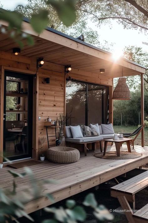 Garden Cabins, House Front Porch, Balkon Design, Desain Furnitur Modern, Tiny Cabin, House With Porch, Tiny House Cabin, Cabin Style, Modern Cabin