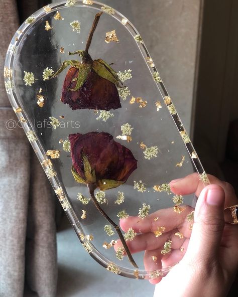 Resin Art Flower Preservation, Rose Preservation Ideas, Resin Preserved Flowers, Preserve Roses Diy, Rose Resin Art, Rose Preserved In Resin, Epoxy Accessories, Diy Resin Flowers, Resin Inspiration