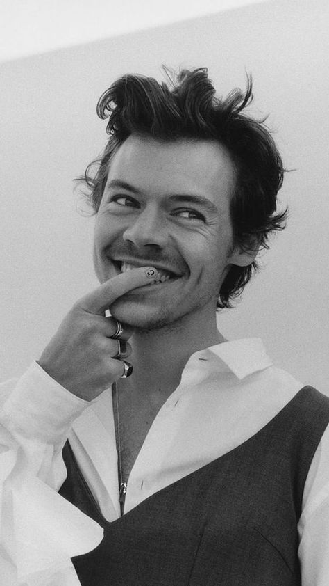 هاري ستايلز, Harry Styles Eyes, Harry Styles Lockscreen, Concert Hairstyles, Harry Styles Nails, Harry Styles Aesthetic, Harry Styles Cute, Harry Styles Wallpaper, Harry Styles Pictures