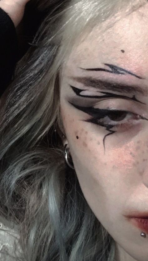 Big Liner Eye Makeup, Mini Dark Tattoo, Barbed Wire Eyeliner, Lightening Eyeliner, Eyeliner Looks Halloween, Spiky Eyeliner, Cool Black Eyeliner Looks, Hooded Eye Graphic Liner, Skeleton Eyeliner