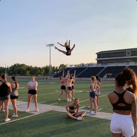 College Cheerleader Aesthetic, Stunts Cheer, Cheerleader Aesthetic, Campus Diaries, College Cheerleader, Cool Cheer Stunts, Cheer Flyer, Cheer Team Pictures, Sideline Cheer