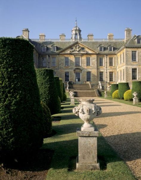 French Countryside Chateau, Old Money Backyard Aesthetic, Countryside Estate Aesthetic, British Architecture Aesthetic, Old Money House England, Manor House England, London Countryside House, Estate House Aesthetic, Saltburn House Interior