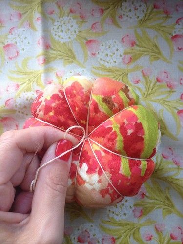 Diy Pin Cushion Easy, Diy Pin Cushion, Pincushion Tutorial, Cushion Tutorial, Sewing Cushions, Pin Cushions Patterns, Cushions To Make, Simple Pins, Diy Cushion