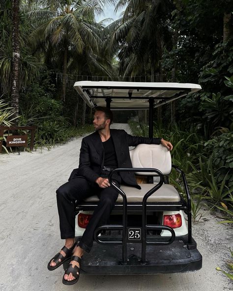 Erik Forsgren on Instagram: “Jungle attire, linen edition. 🌴🖤” Hermes Men Sandals, Bottega Veneta Sandals Outfit, Hermes Sandals Men, Erik Forsgren, Black Sandals Outfit, Hermes Sandals, Preppy Men, Hermes Men, Street Style Outfits Men