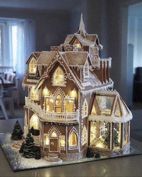 Snow Fireplace, Cardboard Gingerbread House, Homemade Gingerbread House, Gingerbread Castle, Gingerbread House Patterns, Cool Gingerbread Houses, Gingerbread House Template, Jul Mad, Ginger House