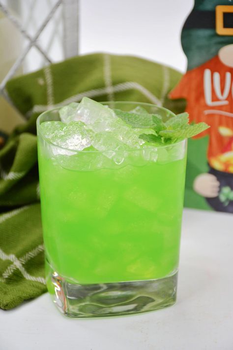 Emerald Sunrise Cocktail is a cool and refreshing beverage that is perfect for St. Patrick's Day. Make this themed and vibrant green cocktail in minutes. Green Drinks Alcohol, Green Alcoholic Drinks, Sunrise Drink, Green Cocktails, Sunrise Cocktail, Drink Recipies, Green Drink, Liquor Recipes, Batch Cocktails