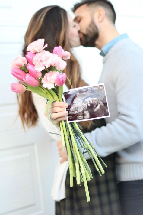 Pink And Blue Flowers Gender Reveal, Gender Reveal Photo Announcement, Gender Photo Announcement, Tulip Pregnancy Announcement, Gender Reveal Photoshoot Flowers, It’s A Girl Announcement Ideas, Flower Bouquet Gender Reveal, Trendy Gender Reveal Ideas, Gender Reveal Post Photo Ideas