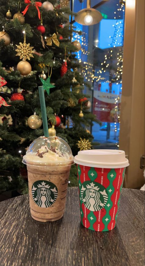 Christmas starbucks Starbucks Christmas Aesthetic, Starbucks Drinks Christmas, Starbucks Christmas Drinks, Preppy Xmas, Youtube Pfp, Starbucks Wallpaper, Starbucks Holiday Drinks, Christmas Starbucks, Christmas Aesthetics