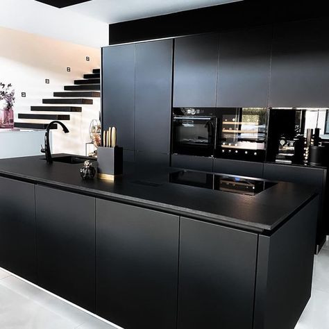 (1) INTERIOR HUB (@INTERIORHUB3) / Twitter Modern Black Kitchen, Dream Kitchens Design, Kitchen Remodel Inspiration, Modern Kitchen Interiors, Kitchen Design Modern White, Kitchen Design Plans, Kitchen Interior Design Modern, Kitchen Cabinet Remodel, Contemporary Kitchen Design