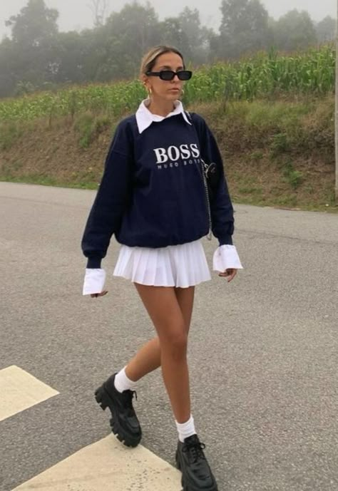 Uniform Aesthetic, Cute Mini Skirt Outfits, Tennis Skirt Outfits, White Skirt Outfits, Preppy Mode, Adrette Outfits, Tennis Skirt Outfit, Short Blanc, Winter Skirt Outfit