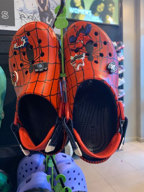 Spiderman Items, Spiderman Crocs, Spiderman Accessories, Shoes For Guys, Best Sneakers For Men, Cool Crocs, Crocs Aesthetic, Best Sandals For Men, Spiderman Stuff