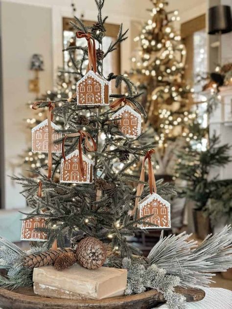 19 Easy and Cozy Neutral Christmas Tree Decor Ideas Cozy Neutral Christmas, Neutral Christmas Tree Decor, Christmas Tree Aesthetic, Neutral Christmas Tree, Orange Ornaments, Tree Aesthetic, Christmas Tree Decor Ideas, Gingerbread Christmas Tree, Tree Decor Ideas