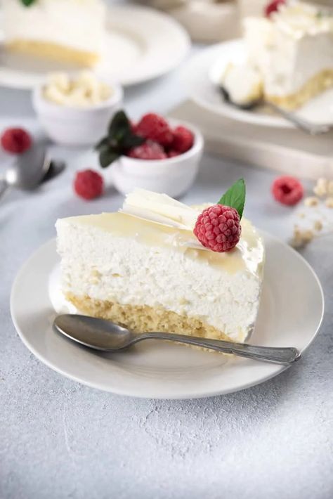 Mousse Cake Filling, White Chocolate Mousse Recipe, White Chocolate Mousse Cake, Chocolate Mousse Cake Filling, White Chocolate Desserts, Mousse Au Chocolat Torte, Chocolate Mousse Cake Recipe, Vanilla Mousse, Mousse Cake Recipe