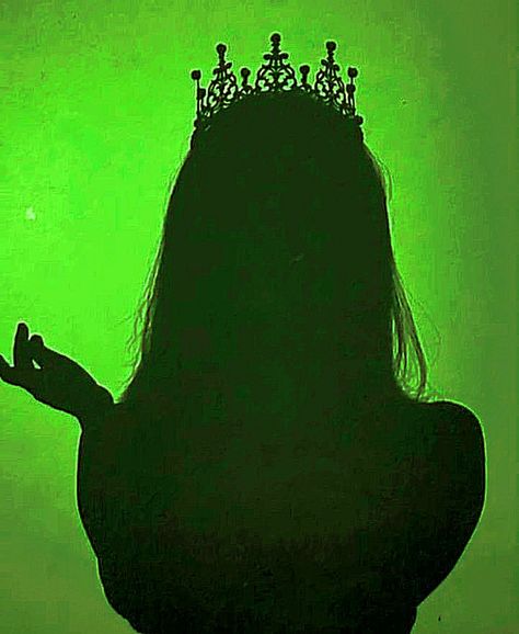 Green Princess Aesthetic, Evil Princess, Slytherin Wallpaper, Dark Green Wallpaper, Queen Aesthetic, Dark Green Aesthetic, Hogwarts Aesthetic, Slytherin Aesthetic, Color Vibe