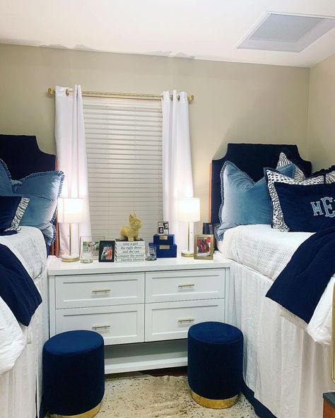 JJ Design Group on Instagram: “These girls were a total BLAST to help design their dorm room! Good luck girls! #dormroom #dorm #navyandwhite” Dorm Room Ideas White, White Dorm Room Ideas, Blue Dorm Room Aesthetic, Navy Dorm Room, Dorm Room Blue, Dorm Room Seating, Dorm Room Chairs, Blue Dorm Room, Luxury Dorm Room